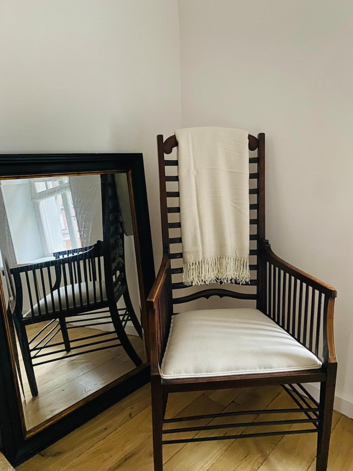 Mayfair - Two Bed, One Bath Londen